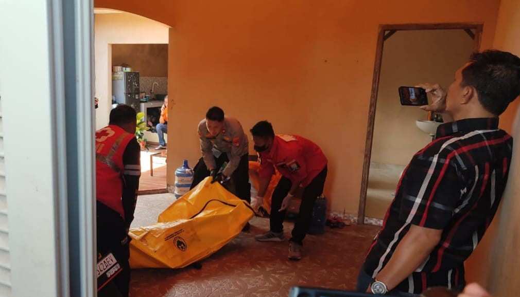 Polisi dan warga mengevakuasi jasad ibu dan anak yang tewas, Senin (15/4/2024). Foto: Sumselheadline/Fer.