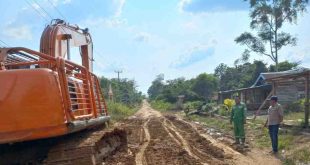 Salah satu titik jalan yang rusak dibangun oleh sejumlah perusahaan di Sungai Keru. Foto: Kominfo Muba.
