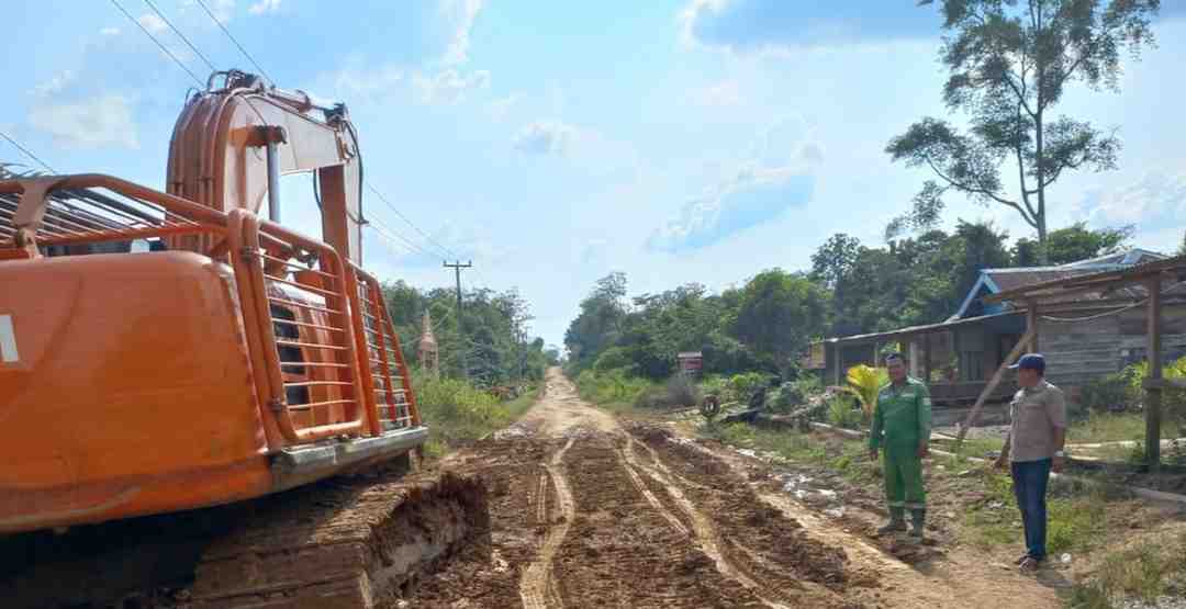 Salah satu titik jalan yang rusak dibangun oleh sejumlah perusahaan di Sungai Keru. Foto: Kominfo Muba.