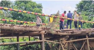 Jembatan  Sungai Teras yang ada di Kecamatan BTS Ulu Kabupaten Mura, rusak berat, tak bisa dilalui pemudik, Minggu (31/3/2024). Foto: Humas Polres Mura.