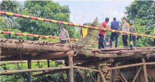 Jembatan  Sungai Teras yang ada di Kecamatan BTS Ulu Kabupaten Mura, rusak berat, tak bisa dilalui pemudik, Minggu (31/3/2024). Foto: Humas Polres Mura.