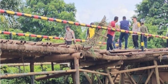 Jembatan  Sungai Teras yang ada di Kecamatan BTS Ulu Kabupaten Mura, rusak berat, tak bisa dilalui pemudik, Minggu (31/3/2024). Foto: Humas Polres Mura.