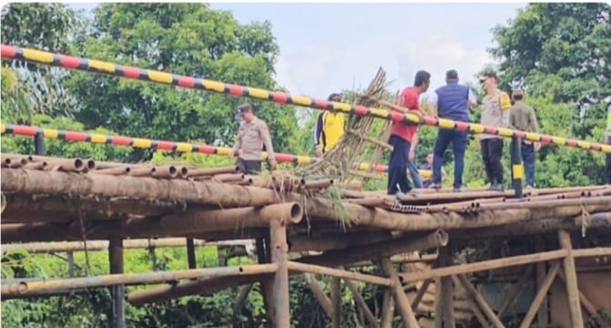 Jembatan  Sungai Teras yang ada di Kecamatan BTS Ulu Kabupaten Mura, rusak berat, tak bisa dilalui pemudik, Minggu (31/3/2024). Foto: Humas Polres Mura.