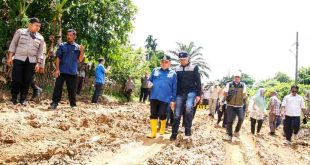 Penjabat (Pj) Bupati Muba H Sandi Fahlepi melakukan peninjauan perbaikan infrastruktur Jalan di Desa Talang Mandung Kecamatan Jirak Jaya, Sabtu (27/4/2024). Foto: Kominfo Muba.