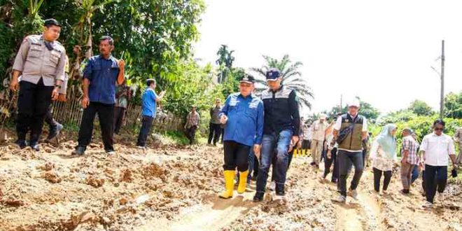 Penjabat (Pj) Bupati Muba H Sandi Fahlepi melakukan peninjauan perbaikan infrastruktur Jalan di Desa Talang Mandung Kecamatan Jirak Jaya, Sabtu (27/4/2024). Foto: Kominfo Muba.