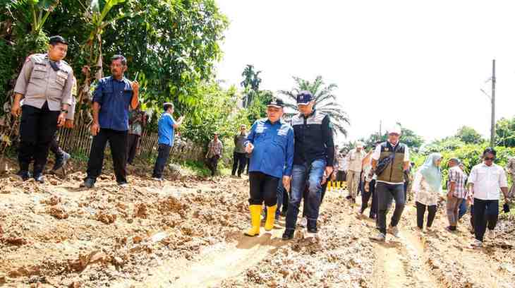Penjabat (Pj) Bupati Muba H Sandi Fahlepi melakukan peninjauan perbaikan infrastruktur Jalan di Desa Talang Mandung Kecamatan Jirak Jaya, Sabtu (27/4/2024). Foto: Kominfo Muba.