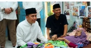 Pj Gubernur Sumsel, Agus Fatoni menjenguk salah satu penghuni Panti Jompo Palembang yang sedang sakit, Sabtu (13/4/2024). Foto: Humas Pemprov Sumsel.