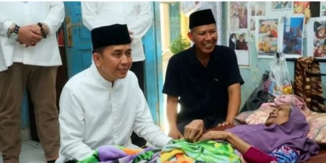 Pj Gubernur Sumsel, Agus Fatoni menjenguk salah satu penghuni Panti Jompo Palembang yang sedang sakit, Sabtu (13/4/2024). Foto: Humas Pemprov Sumsel.