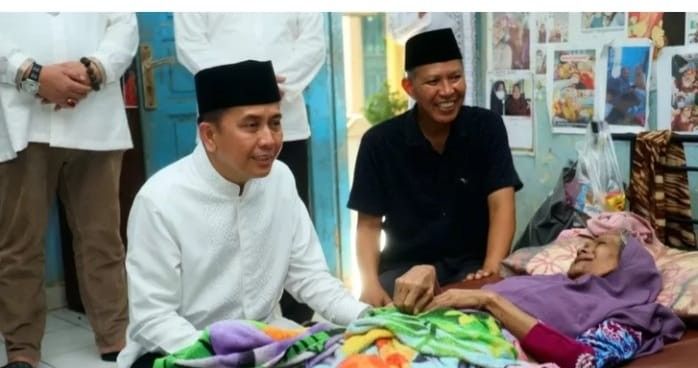 Pj Gubernur Sumsel, Agus Fatoni menjenguk salah satu penghuni Panti Jompo Palembang yang sedang sakit, Sabtu (13/4/2024). Foto: Humas Pemprov Sumsel.