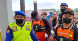 Tim Sar gabungan membawa jasad kapal jukung yang meledak di Sungai Musi Palembang, Rabu (3/4/2024). Foto: Sumselheadline/Ela.