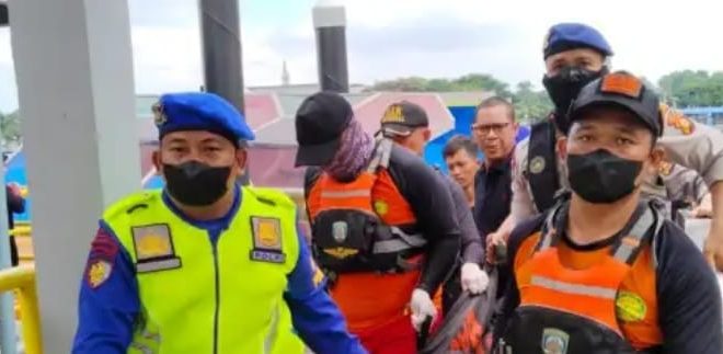 Tim Sar gabungan membawa jasad kapal jukung yang meledak di Sungai Musi Palembang, Rabu (3/4/2024). Foto: Sumselheadline/Ela.