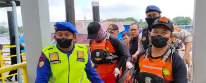Tim Sar gabungan membawa jasad kapal jukung yang meledak di Sungai Musi Palembang, Rabu (3/4/2024). Foto: Sumselheadline/Ela.