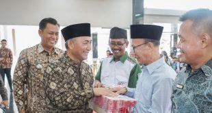 Pj Bupati Apriyadi memberikan bingkisan kepada RT RW dan Kadus di wilayah Kecamatan Sekayu, Jumat (5/4/2024). Foto: Kominfo Muba.