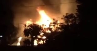 Suasana kebakaran di Puncak Sekuning, Palembang, Selasa (9/4/2024) pukul 01.30 WIB. Foto:screenshot medsos.