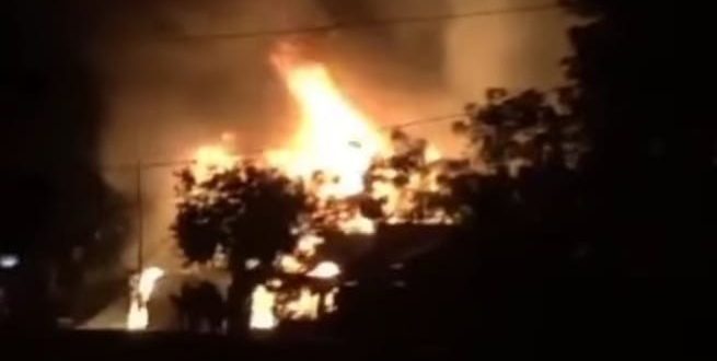 Suasana kebakaran di Puncak Sekuning, Palembang, Selasa (9/4/2024) pukul 01.30 WIB. Foto:screenshot medsos.