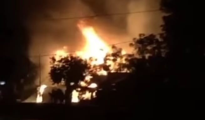 Suasana kebakaran di Puncak Sekuning, Palembang, Selasa (9/4/2024) pukul 01.30 WIB. Foto:screenshot medsos.