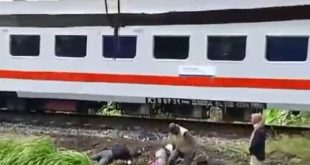 Sejumlah penumpang bus bergelimpangan di tanah, usai bus ditabrak kereta di Martapura, OKU Timur, Minggu (21/4/2024). Foto: screenshot medsos.