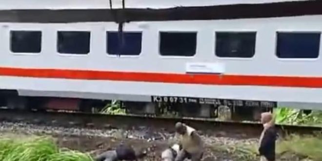 Sejumlah penumpang bus bergelimpangan di tanah, usai bus ditabrak kereta di Martapura, OKU Timur, Minggu (21/4/2024). Foto: screenshot medsos.