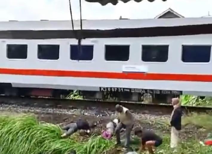 Sejumlah penumpang bus bergelimpangan di tanah, usai bus ditabrak kereta di Martapura, OKU Timur, Minggu (21/4/2024). Foto: screenshot medsos.