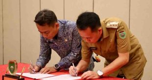 Penjabat (Pj) Gubernur Sumsel, Agus Fatoni bersama Kepala Badan Informasi Geospasial (BIG) Republik Indonesia (RI) Prof. Dr. Muh Aris Marfai, M.Sc. melakukan pendatanganan Nota Kesepakatan atau Memorandum Of Understanding (MoU) tentang Pemanfaatan Data dan Informasi Geospasial bersama Badan Informasi Geospasial (BIG), Senin (29/4/2024). Foto: Humas Pemprov Sumsel.