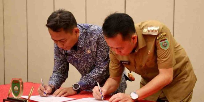 Penjabat (Pj) Gubernur Sumsel, Agus Fatoni bersama Kepala Badan Informasi Geospasial (BIG) Republik Indonesia (RI) Prof. Dr. Muh Aris Marfai, M.Sc. melakukan pendatanganan Nota Kesepakatan atau Memorandum Of Understanding (MoU) tentang Pemanfaatan Data dan Informasi Geospasial bersama Badan Informasi Geospasial (BIG), Senin (29/4/2024). Foto: Humas Pemprov Sumsel.