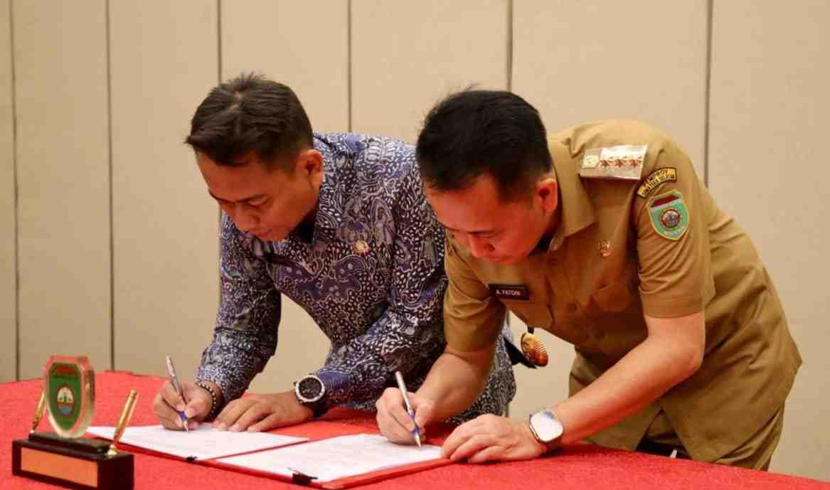 Penjabat (Pj) Gubernur Sumsel, Agus Fatoni bersama Kepala Badan Informasi Geospasial (BIG) Republik Indonesia (RI) Prof. Dr. Muh Aris Marfai, M.Sc. melakukan pendatanganan Nota Kesepakatan atau Memorandum Of Understanding (MoU) tentang Pemanfaatan Data dan Informasi Geospasial bersama Badan Informasi Geospasial (BIG), Senin (29/4/2024). Foto: Humas Pemprov Sumsel.