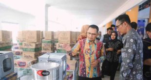 Kepala Dinsos Muba Ardiansyah, SE, MM dan Kabid Penanganan Kemiskinan Dinas Sosial Sumsel, Ikorona Kagawa meninjau usaha produkstif di Aula Dinas Sosial Kabupaten Muba, Jum'at (26/04/2024) pagi. Foto: Dinkominfo Muba.