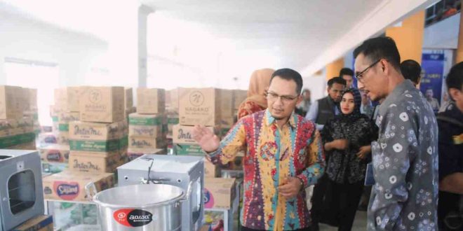 Kepala Dinsos Muba Ardiansyah, SE, MM dan Kabid Penanganan Kemiskinan Dinas Sosial Sumsel, Ikorona Kagawa meninjau usaha produkstif di Aula Dinas Sosial Kabupaten Muba, Jum'at (26/04/2024) pagi. Foto: Dinkominfo Muba.
