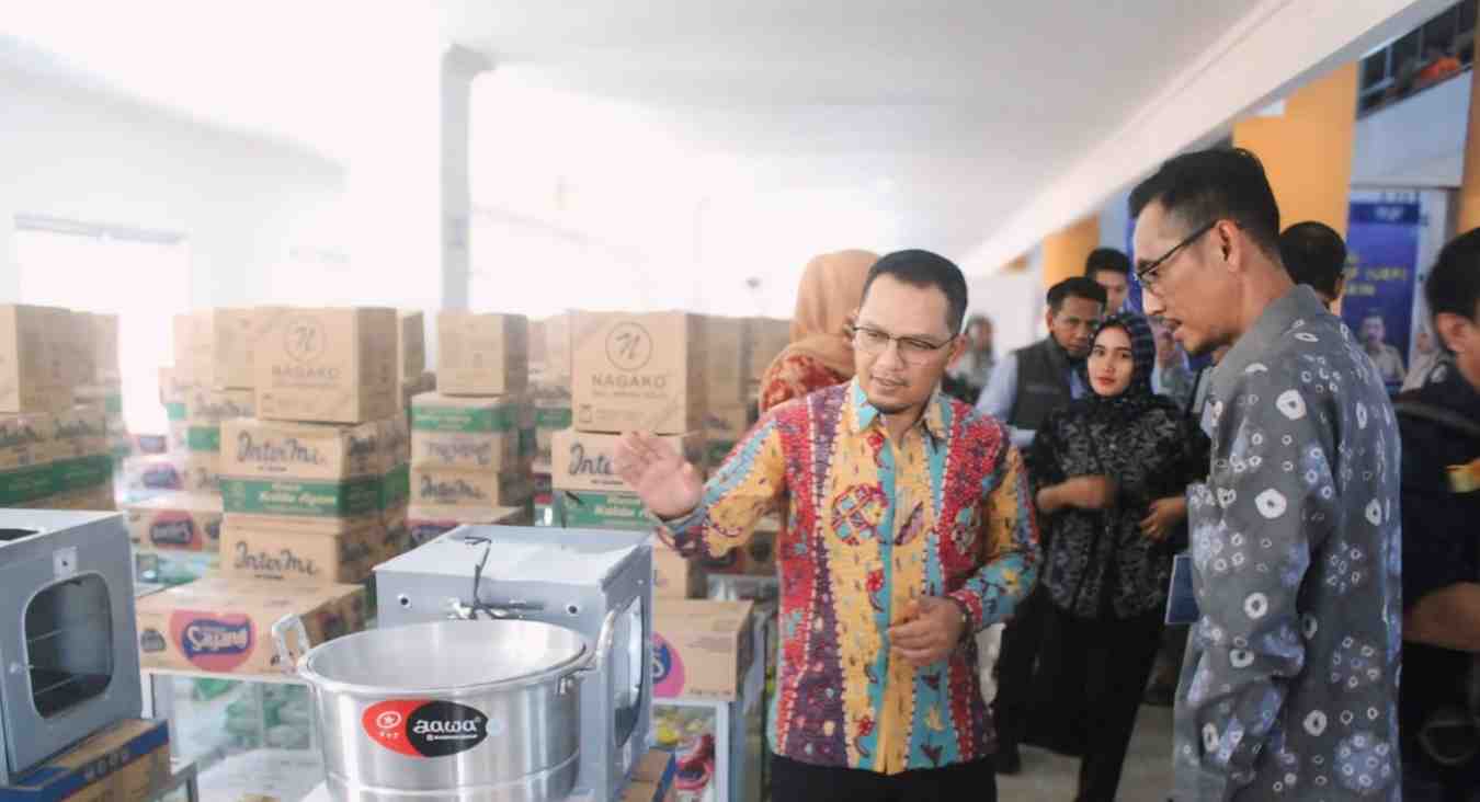 Kepala Dinsos Muba Ardiansyah, SE, MM dan Kabid Penanganan Kemiskinan Dinas Sosial Sumsel, Ikorona Kagawa meninjau usaha produkstif di Aula Dinas Sosial Kabupaten Muba, Jum'at (26/04/2024) pagi. Foto: Dinkominfo Muba.