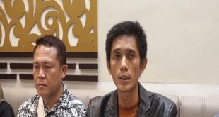 Mualimin, kuasa hukum DS, korban penganiyaan oknum polisi, saat memberikan keterangan pada wartawan, Rabu (3/4/2024). Foto: Sumselheadline/Fer.