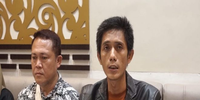 Mualimin, kuasa hukum DS, korban penganiyaan oknum polisi, saat memberikan keterangan pada wartawan, Rabu (3/4/2024). Foto: Sumselheadline/Fer.