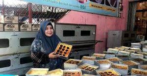 Owner Dapur Bunda Rayya, Yus Elisa menunjukkan aneka kue khas lebaran Idul Fitri, Selasa (2/4/2024). Foto: Sumselheadline/Pitria.