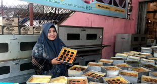 Owner Dapur Bunda Rayya, Yus Elisa menunjukkan aneka kue khas lebaran Idul Fitri, Selasa (2/4/2024). Foto: Sumselheadline/Pitria.