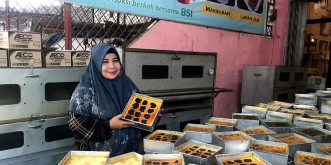 Owner Dapur Bunda Rayya, Yus Elisa menunjukkan aneka kue khas lebaran Idul Fitri, Selasa (2/4/2024). Foto: Sumselheadline/Pitria.