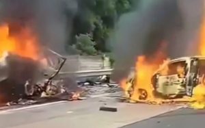 Tampak dua mobil minibus terbakar setelah tabrakan di tol Cikampek, Senin (8/4/2024) pagi. Foto: screenshot medsos.