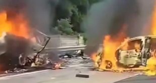 Tampak dua mobil minibus terbakar setelah tabrakan di tol Cikampek, Senin (8/4/2024) pagi. Foto: screenshot medsos.