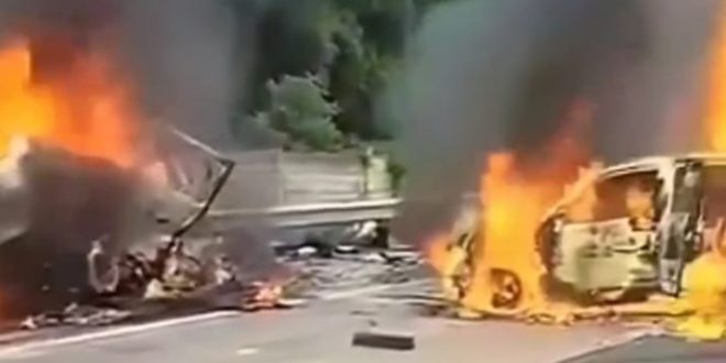 Tampak dua mobil minibus terbakar setelah tabrakan di tol Cikampek, Senin (8/4/2024) pagi. Foto: screenshot medsos.