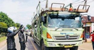 Kapolda Sumsel, Irjen Pol A Rachmad Wibowo tampak ikut mengatur lali macet di Betung, Sabtu (6/4/2024). Foto: Dok Humas Polda Sumsel.