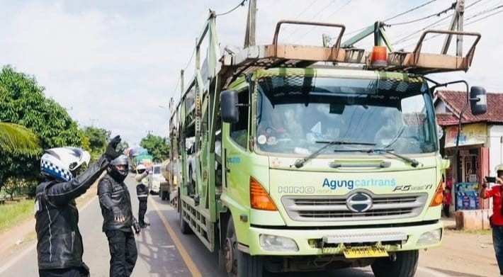 Kapolda Sumsel, Irjen Pol A Rachmad Wibowo tampak ikut mengatur lali macet di Betung, Sabtu (6/4/2024). Foto: Dok Humas Polda Sumsel.