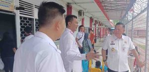 Kakanwil Kemenkumham Sumsel, Dr llham Djaya didampingi Kepala Divisi Pemasyarakatan (Kadivpas) Kemenkumham Sumsel, Mulyadi melakukan kunjungan kerja ke Rutan Kelas I Palembang, Rabu (24/04/2024). Foto: Sumselheadline/Fer.