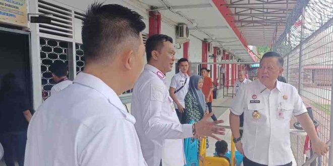 Kakanwil Kemenkumham Sumsel, Dr llham Djaya didampingi Kepala Divisi Pemasyarakatan (Kadivpas) Kemenkumham Sumsel, Mulyadi melakukan kunjungan kerja ke Rutan Kelas I Palembang, Rabu (24/04/2024). Foto: Sumselheadline/Fer.