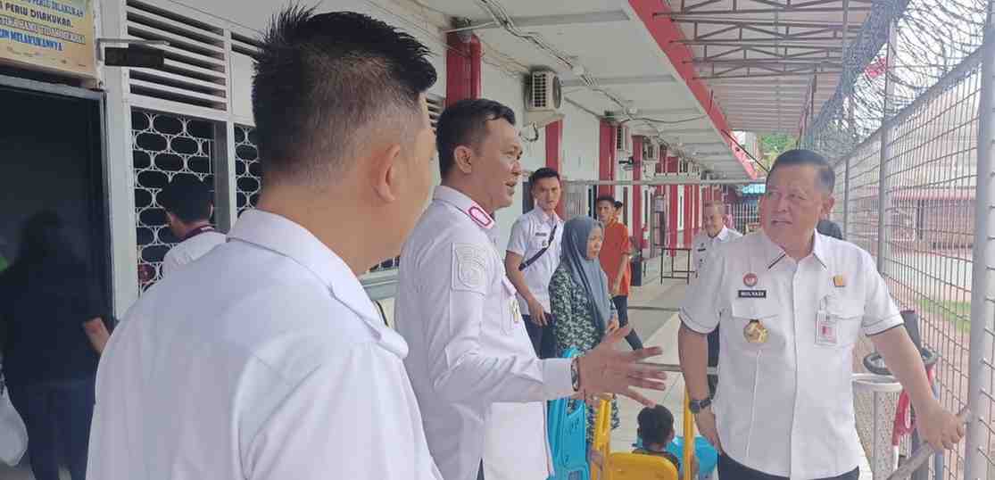 Kakanwil Kemenkumham Sumsel, Dr llham Djaya didampingi Kepala Divisi Pemasyarakatan (Kadivpas) Kemenkumham Sumsel, Mulyadi melakukan kunjungan kerja ke Rutan Kelas I Palembang, Rabu (24/04/2024). Foto: Sumselheadline/Fer.