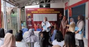 16 Warga Binaan Pemasyarakatan (WBP) Lapas Perempuan Kelas IIA Palembang mendapat remisi. Penyerahan remisi dilakukan Kepala Lapas Kelas IIA Palembang, Ike Rahmawati, Minggu (7/4/2024). Foto: Dok Lapas Perempuan Palembang.