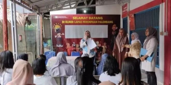 16 Warga Binaan Pemasyarakatan (WBP) Lapas Perempuan Kelas IIA Palembang mendapat remisi. Penyerahan remisi dilakukan Kepala Lapas Kelas IIA Palembang, Ike Rahmawati, Minggu (7/4/2024). Foto: Dok Lapas Perempuan Palembang.