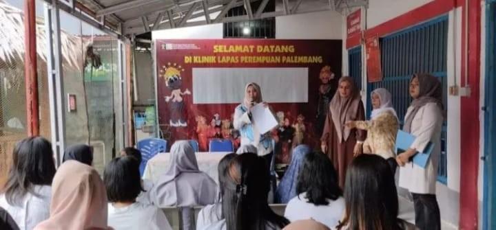 16 Warga Binaan Pemasyarakatan (WBP) Lapas Perempuan Kelas IIA Palembang mendapat remisi. Penyerahan remisi dilakukan Kepala Lapas Kelas IIA Palembang, Ike Rahmawati, Minggu (7/4/2024). Foto: Dok Lapas Perempuan Palembang.
