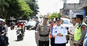 Pj Gubernur Sumsel, Agus Fatoni saat meninjau jalur mudik di Betung, Banyuasin, Senin (8/4/2024). Foto: Humas Pemprov Sumsel.
