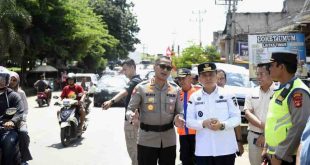 Pj Gubernur Sumsel, Agus Fatoni saat meninjau jalur mudik di Betung, Banyuasin, Senin (8/4/2024). Foto: Humas Pemprov Sumsel.