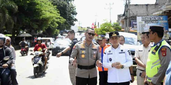 Pj Gubernur Sumsel, Agus Fatoni saat meninjau jalur mudik di Betung, Banyuasin, Senin (8/4/2024). Foto: Humas Pemprov Sumsel.