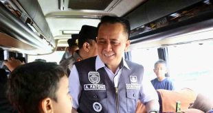 Pj Gubernur Sumsel, Agus Fatoni melepas peserta mudik gratis yang disedaiakan Pemprov Sumsel, Sabtu (6/4/2024). Foto: Humas Pemprov Sumsel.