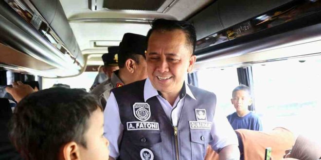 Pj Gubernur Sumsel, Agus Fatoni melepas peserta mudik gratis yang disedaiakan Pemprov Sumsel, Sabtu (6/4/2024). Foto: Humas Pemprov Sumsel.